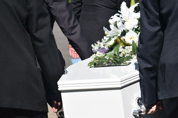Jak wybrać odpowiedni serwis pogrzebowy? Praktyczne porady